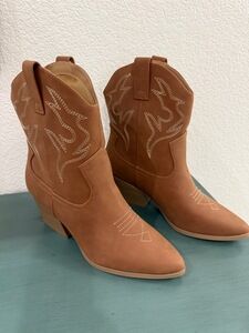 NWOT Soda Boots Women's Size 11 Brown Cowboy Embroidered Pointed Toe Block Heel